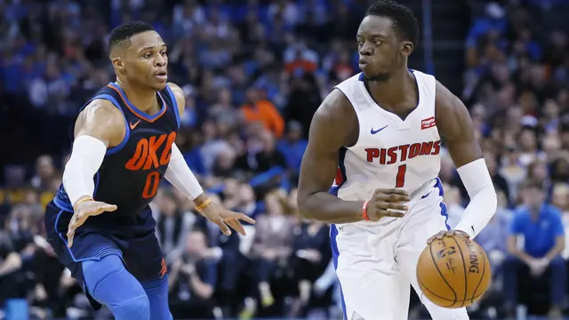 Reggie Jackson berhadapan dengan Russell Westbrook (AP)