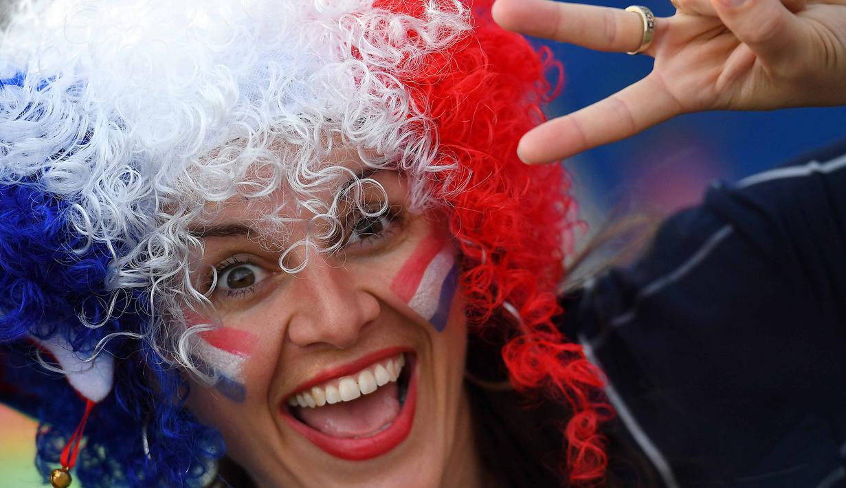 Suporter Prancis dengan gaya rambut unik bersemangat menonton laga grup A Euro 2016 antara Prancis vs Swiss di Stadion Pierre-Mauroy, Lille (20/6/2016) WIB. (AFP/Franck Fife)