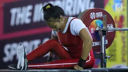 Atlet Para Powerlifting Indonesia, Ni Nengah Widiasih bersiap melakukan angkatan pada Asian Para Games 2018 di Jakarta, Minggu (7/10). Ni Nengah Widiasih berhasil melakukan total angkatan seberat 97 kg. (Liputan6.com/Helmi Fithriansyah)