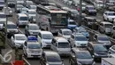 Kondisi kepadatan lalu lintas di Jalan Tol Dalam Kota, Jakarta, Jumat (1/7). Seiring berakhirnya jam kerja, sejumlah pemudik terlihat mulai meninggalkan kota Jakarta menuju kampung halaman. (Liputan6.com/Helmi Fithriansyah)