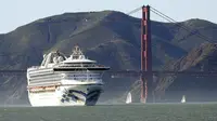 Kapal pesiar Grand Princess melewati Golden Gate Bridge ketika dalam perjalanan menuju San Fransisco dari Hawaii. (Scott Strazzante/San Francisco Chronicle via AP)