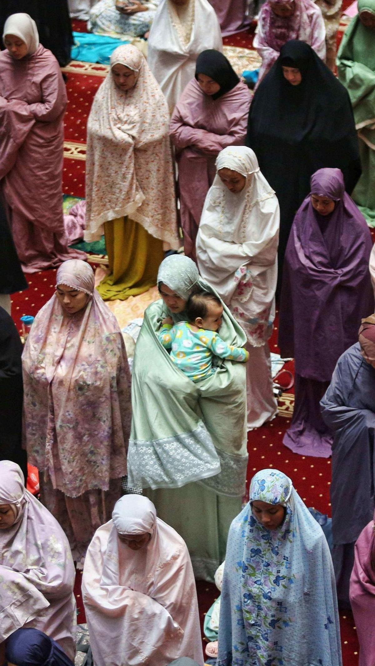 Bahkan di antara para jemaah ada yang membawa anak mereka mengikuti ibadah salat Tarawih di Masjid Istiqlal. Foto: Liputan6.com / Angga Yuniar