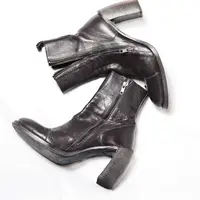 Simak tips membersihkan sepatu kulit dari pakarnya berikut ini! ampuh bersihkan noda dan kembalikan kilau sepatu. (pexels/skylar kang).