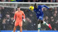 Pemain Chelsea Kalidou Koulibaly menyundul bola saat melawan Bournemouth pada pertandingan sepak bola Liga Inggris di Stadion Stamford Bridge, London, Inggris, 27 Desember 2022. Chelsea mengalahkan Bournemouth dengan skor 2-0. (AP Photo/Kin Cheung)