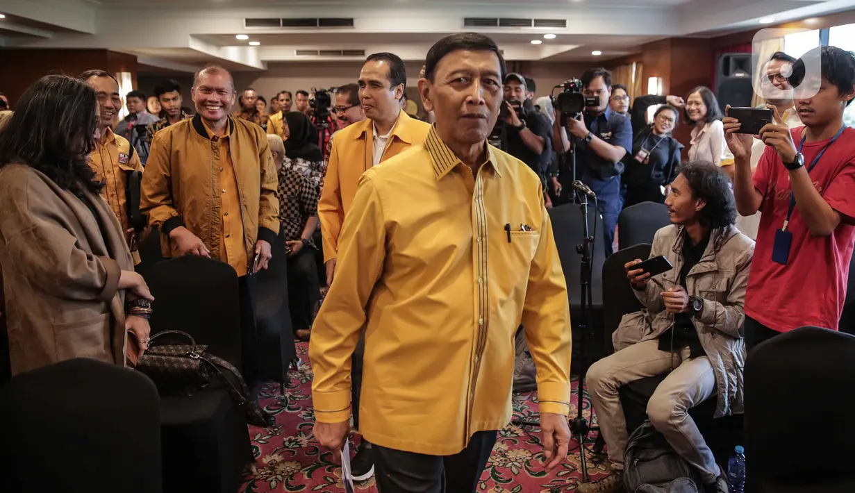 Ketua Dewan Pembina Partai Hanura Wiranto bersiap memberikan keterangan terkait kisruh Partai Hanura di Jakarta, Rabu (18/12/2019). Dalam penjelasannya, Wiranto menyatakan mundur dari Pembina Partai Hanura demi menghindari konflik dengan pengurus Partai. (Liputan6.com/Faizal Fanani)