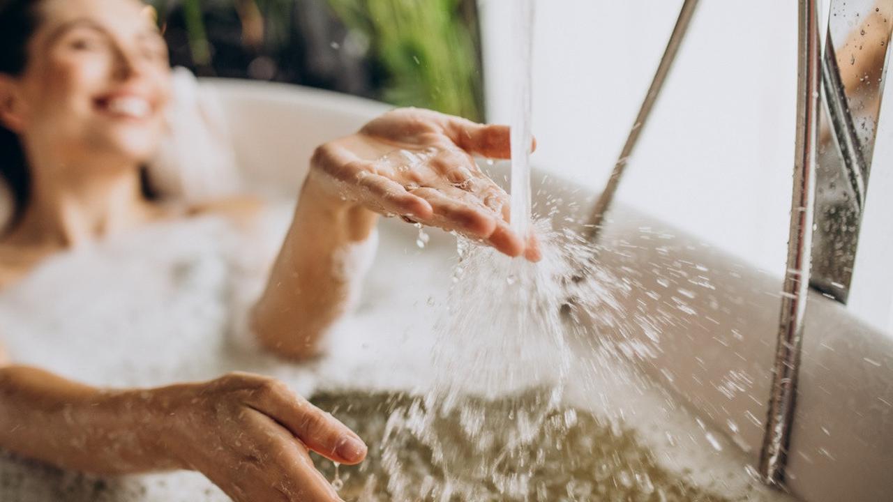 Mengenali Perbedaan Manfaat Mandi Air Hangat dan Dingin bagi Kesehatan Tubuh