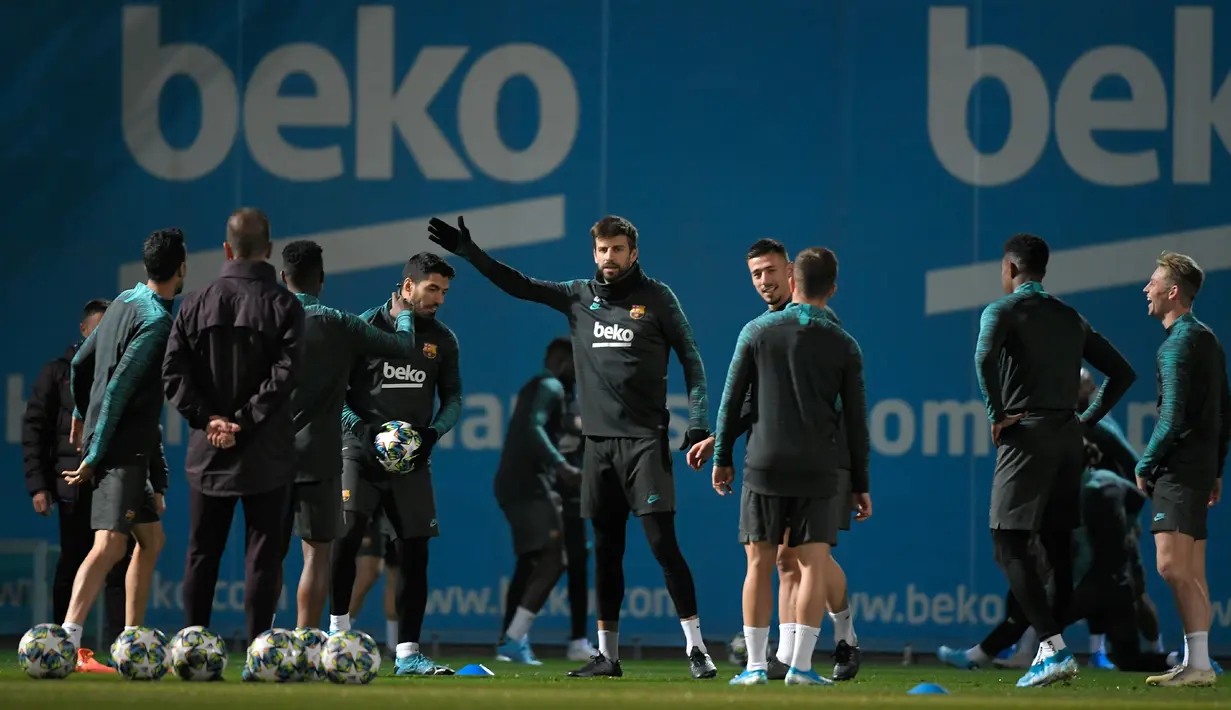 Pemain Barcelona Gerard Pique (tengah) bersama rekan-rekannya berlatih jelang menghadapi Borussia Dortmund pada pertandingan Grup F Liga Champions di Sant Joan Despi, Spanyol, Selasa (26/11/2019). Barcelona mengincar kemenangan demi memastikan tiket 16 besar lebih awal. (LLUIS GENE/AFP)