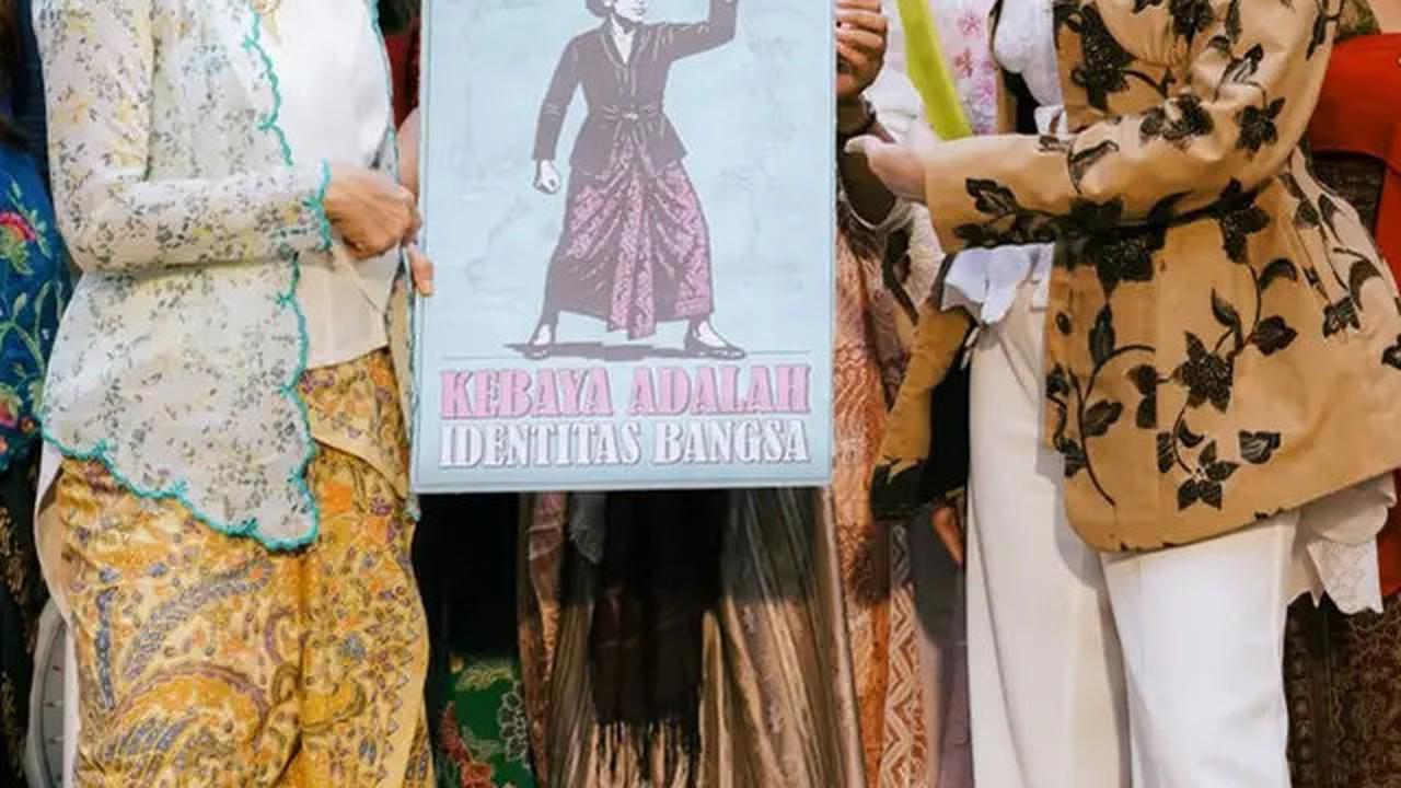 5 Foto Detail Kebaya Dian Sastrowardoyo, Tampil Simpel tapi Memikat di Hari Kebaya Nasional 2025