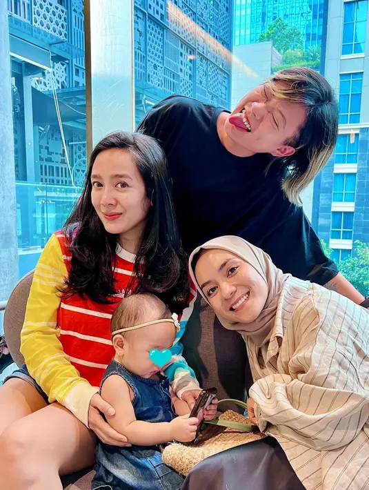 Ketiga penyanyi cilik era 90-an itu terlihat begitu akrab. Enno Lerian dikenal dengan lagu Du Di Dam, sementara Dea Ananda dan Leony tergabung dalam grup Trio Kwek Kwek bersama Alfandy. Beberapa lagu mereka yang populer antara lain Sepatu Kaca, Naik Delman, Ondel Ondel dan masih banyak lagi. (Liputan6.com/IG/@dea_ananda)