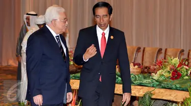 Presiden RI, Jokowi (kanan) berbincang dengan Presiden Palestina, Mahmoud Abbas sesaat sebelum acara foto bersama dengan peserta KTT Luar Biasa Organisasi Kerja sama Islam (OKI) di Jakarta Convention Center, Senin (7/3). (Liputan6.com/Faizal Fanani)