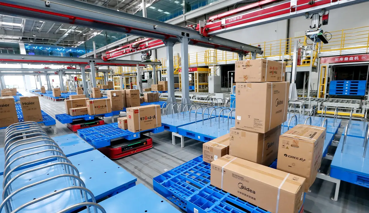 Robot otomatis mengangkut barang di gudang cerdas di kawasan industri logistik yang berada di Qingdao, Provinsi Shandong, China, 5 Agustus 2020. Gudang cerdas yang menggunakan robot, otomatisasi, dan teknologi kecerdasan buatan (AI) itu mulai beroperasi pada musim panas ini. (Xinhua/Liang Xiaopeng)