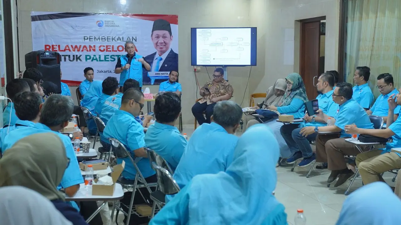 Ketua DPP Korbid Penggalangan Partai Gelora Indonesia, Triwisaksana (berdiri), sedang memberikan arahan dalam roadshow konsolidasi Partai Gelora Indonesia di DPW Jakarta Partai Gelora Indonesia, Kamis (24/4/2025), yang dilanjutkan dengan kegiatan pembekal