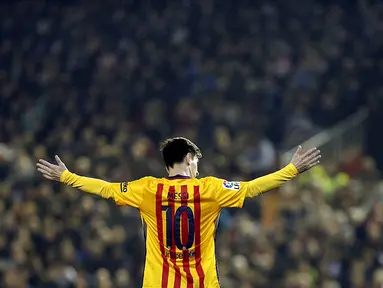 Pemain Barcelona, Lionel Messi, saat tampil melawan Valencia pada laga La Liga Spanyol di Stadion Mestalla, Spanyol, Sabtu (5/12/2015). Barcelona ditahan imbang 1-1. (EPA/Kai Foersterling)