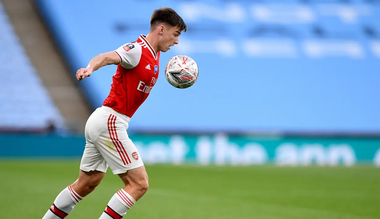 Bek Arsenal, Kieran Tierney mengontrol bola saat bertanding melawan Manchester City pada pertandingan semifinal Piala FA di Wembley di London, Inggris, Sabtu, (18/7/2020). Arsenal menang 2-0 atas City.  (AP Photo/Justin Tallis, Pool)
