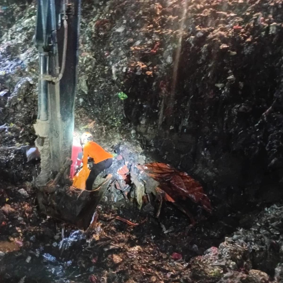 Evakuasi Korban Longsor Bantargebang