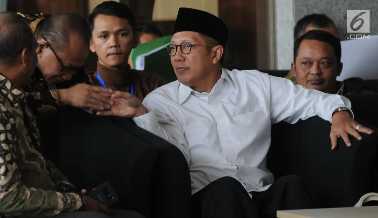 Menteri Agama Lukman Hakim Saifuddin berada di ruang tunggu sebelum menjalani pemeriksaan di Gedung KPK, Jakarta, Rabu (8/5/2019). Lukman diperiksa sebagai saksi kasus dugaan suap seleksi jabatan di lingkungan Kementerian Agama tahun 2018-2019 dengan tersangka Romahurmuziy. (merdeka.com/Dwi Narwoko)