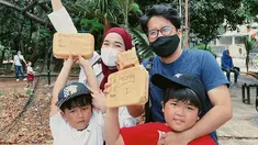 Ayus Sabyan dan Ririe Fairus sedang mengantar sambil menonton dan mendukung anak-anak mereka saat lomba 17 Agustus 2022 di HUT RI ke-77. (Instagram @ririe_fairus)
