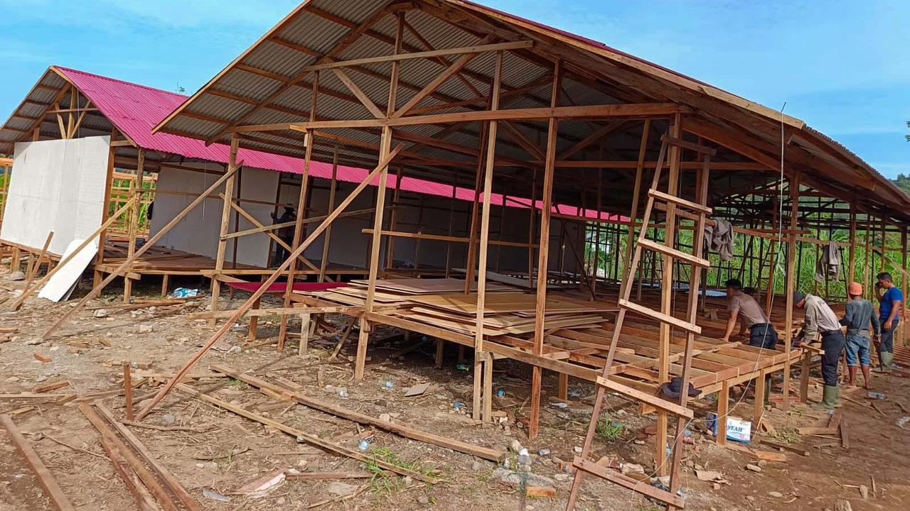 FOTO: Hunian Sementara Dibangun untuk Warga Terdampak Bencana di Pauh Padang