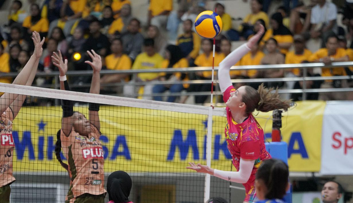 Electric PLN menyuguhkan permainan kompak dan menarik. Begitu pula  Petrokimia yang memberikan perlawanan pada awal-awal set pertama juga dalam performa terbaik. (Dok. Moji)