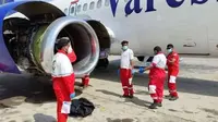 Layanan darurat di lokasi kejadian setelah kecelakaan pria tersedot mesin pesawat jet Boeing di Iran. (X/@FlightModeblog)