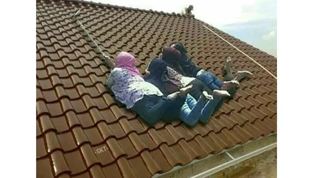 6 Kelakuan Orang Tidur di Atas Atap Rumah Ini Nyeleneh Banget