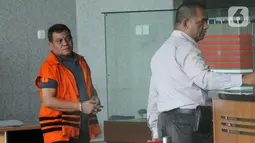 Kepala Dinas PUPR Kota Medan Isa Ansyari bersiap menjalani pemeriksaan perdana di gedung KPK, Jakarta, Selasa (22/10/2019). Isa Ansyari diperiksa sebagai tersangka dalam kasus suap terkait proyek dan jabatan pada Pemerintah Kota Medan tahun 2019. (merdeka.com/Dwi Narwoko)