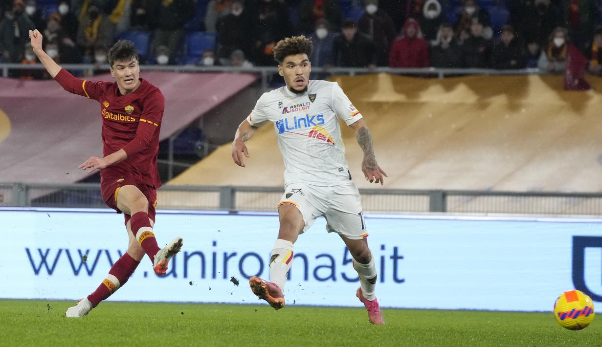 Pada menit ke-81 AS Roma mencetak gol ketiga ke gawang Lecce yang bermain dengan 10 pemain sejak menit ke-62. Gol ketiga dicetak Eldo Shomurodov yang baru dimasukkan di menit ke-62. (AP/Alessandra Tarantino)