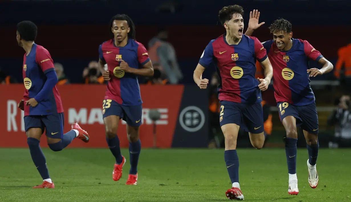Pemain Barcelona, Pau Cubarsi merayakan golnya ke gawang Atletico Madrid dalam laga leg 1 semifinal Copa del Rey 2024/2025 di Estadi Olimpic Lluis Companys, Barcelona, Rabu (26/02/2025) dini hari WIB. (AP Photo/Joan Monfort)