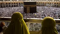 Umat muslim melakukan tawaf keliling Kabah selama menjalani ibadah umrah di Masjidil Haram, Mekkah, 4 Mei 2018. Banyak umat muslim yang menyambut bulan Ramadan dengan menjalankan ibadah umrah ke tanah suci. (AP Photo/Amr Nabil)