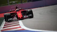 Pebalap Ferrari, Sebastian Vettel, menjadi yang tercepat pada sesi kualifikasi F1 GP Rusia di Sochi Autodrom, Sabtu (29/4/2017). (Crash)