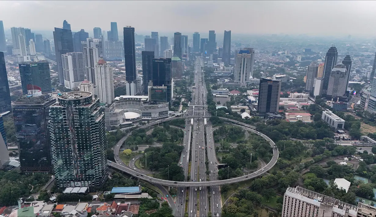 Foto udara memperlihatkan kondisi arus lalu lintas di kawasan Semanggi, Jakarta, Kamis (3/4/2025). (merdeka.com/Arie Basuki)