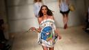 Model berjalan di catwalk saat tampil dengan rancangan Filipe Faisca dalam Lisbon Fashion Week, di Portugal (9/10). Peragaan busana tersebut menampilkan beragam macam busana Summer/Spring 2017. (REUTERS/Rafael Marchante)