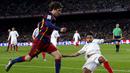 Gelandang Barcelona, Sergi Roberto, berusaha melewati tekel  bek sayap Sevilla, Benoit Tremoulinas. Kemenangan ini membuat Barca kian kokoh di puncak klasemen La Liga Spanyol. (Reuters/Albert Gea)