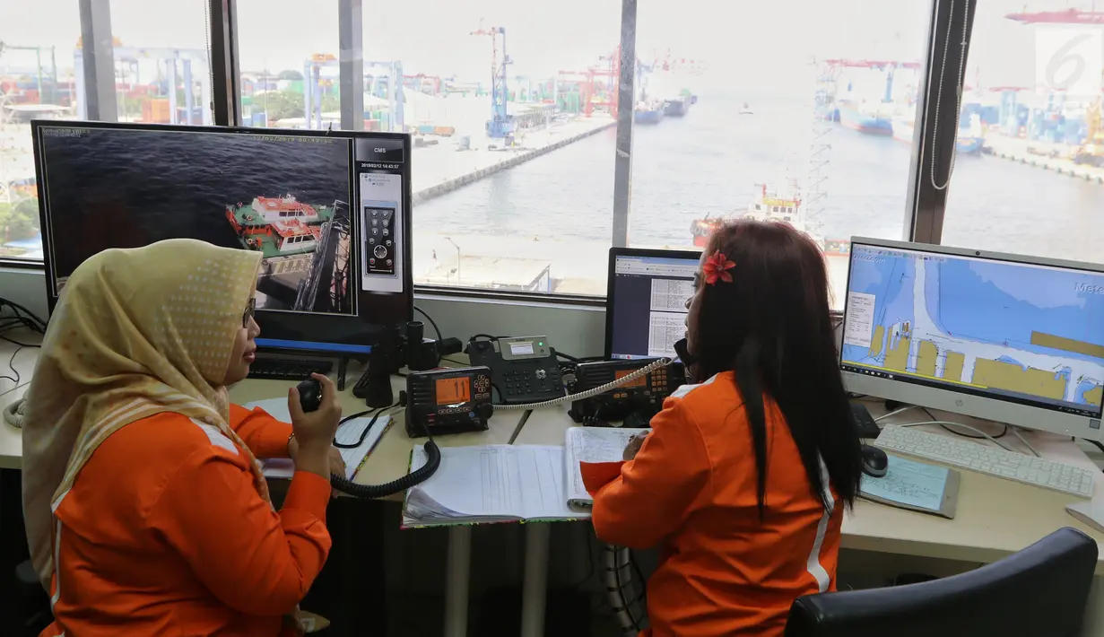 Pekerja IPC menjelaskan sistem penerapan aplikasi MOS pelayanan kapal pandu atau tunda di Pelabuhan Tanjung Priok, Jakarta, Selasa (12/2). PT Pelindo II mulai menerapkan pelayanan aplikasi MOS. (Liputan6.com/Johan Tallo)
