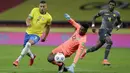 Penyerang Brasil, Richarlison, berusaha melewati kiper Ekuador, Alexander Dominguez, pada laga Kualifikasi Piala Dunia 2022 Zona Amerika Selatan, Minggu (5/6/2021). Brasil menang dengan skor 2-1. (AP/Andre Penner)