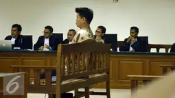 Andrew Hidayat mengikuti sidang perdana di Tipikor, Jakarta, Senin (29/6/2015). Andrew dikenakan Pasal 5 ayat 1 huruf b atau Pasal 13 UU Pemberantasan Tindak Pidana Korupsi  Pasal 64 ayat 1 KUH Pidana  dalam kasus dugaan suap. (Liputan6.com/Helmi Afandi)