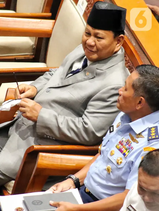 Menteri Pertahanan Prabowo Subianto (atas) saat mengikuti rapat paripurna bersama DPR di Jakarta, Selasa (6/12/2022). DPR RI menyetujui Rancangan Undang-Undang (RUU) tentang Pengesahan Perjanjian Antara Pemerintah Republik Indonesia dan Pemerintah Republik Singapura tentang Ekstradisi Buronan menjadi Undang-Undang. (Liputan6.com/Angga Yuniar)