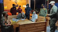 Petugas Satpol PP Kota Malang menyegel sebuah kafe lantaran melanggar aturan jam operasional selama masa PPKM Darurat (Kominfo Kota Malang)
