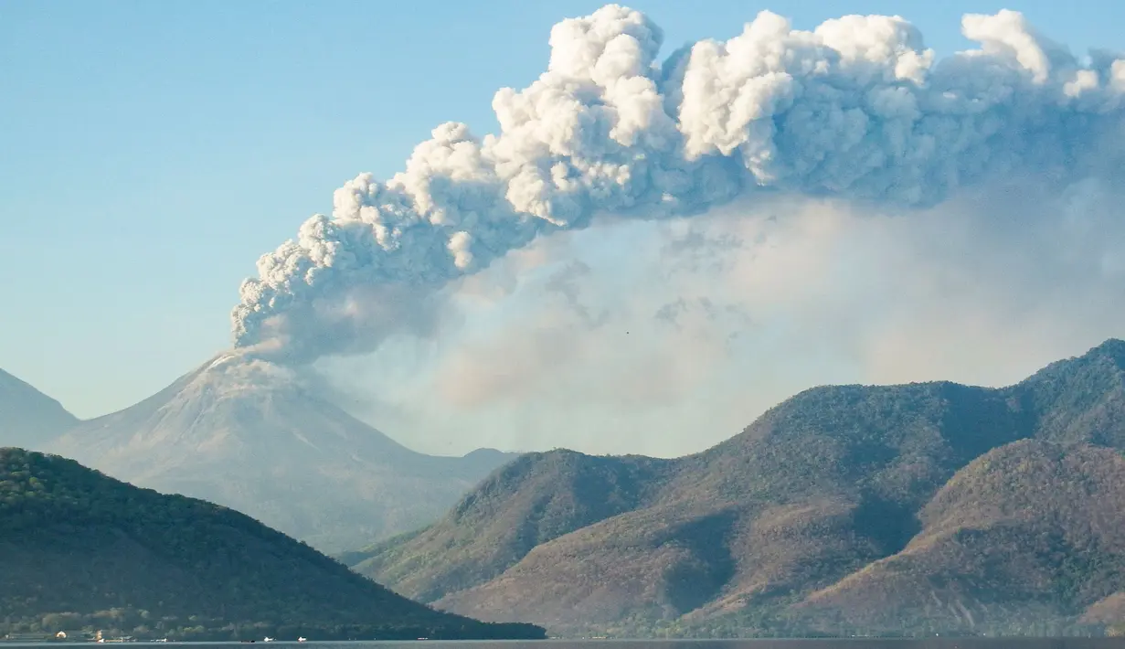 Gunung Lewotobi Laki-laki kembali mengalami erupsi sertai gemuruh kuat pada Selasa (12/11/2024) malam. (Arnold Welianto/AFP)