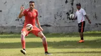 Bek Persija Jakarta, William Pacheco, menerima umpan saat latihan di Lapangan Villa 2000 Pamulang, Tangerang Selatan, Jumat (8/4/2016). (Bola.com/Vitalis Yogi Trisna)