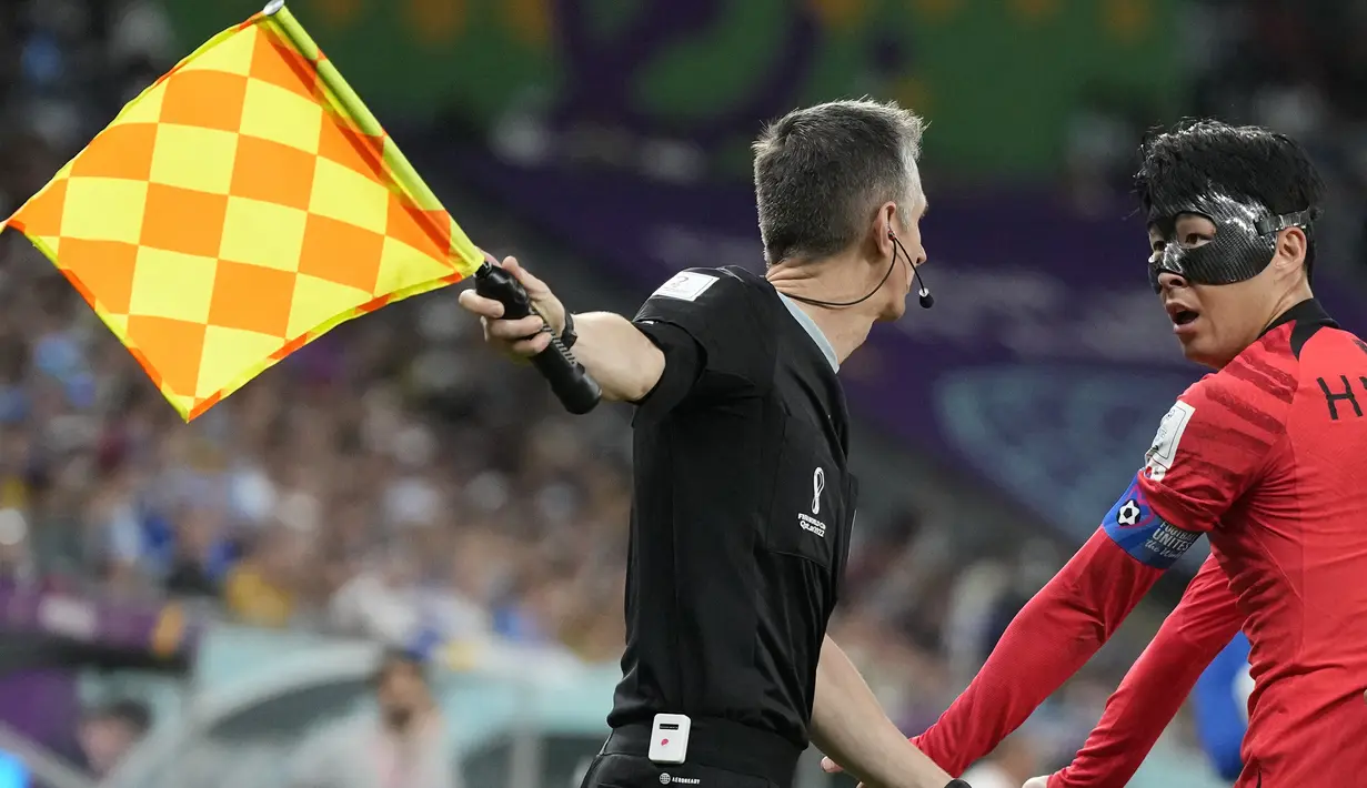 Son Heung-min. Sayap kiri Korea Selatan berusia 30 tahun ini baru menjalani satu laga di Grup H melawan Uruguay pada matchday pertama (24/11/2022) dengan menggunakan topeng dan tampil penuh selama 90 menit. Hasilnya, Korea Selatan mampu menahan imbang 0-0 Uruguay dan sementara menempati posisi kedua Grup H. (AP/Lee Jin-man)