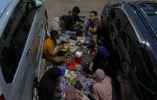 FOTO: Momen Hangat Pemudik Nikmati Buka Puasa di Rest Area Tol Cipali