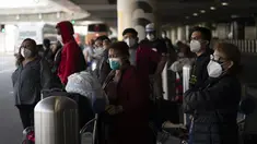 Pelancong menunggu bus antar-jemput tiba di Bandara Internasional Los Angeles di Los Angeles, Senin (20/12/2021). Departemen Kesehatan Masyarakat Los Angeles County melaporkan lebih dari 3.500 kasus baru COVID-19 pada hari Minggu. (AP Photo/Jae C.Hong)