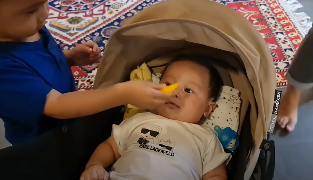 Kenzo tampak  mengangis dengan aksi jahil dari kakaknya. Saat Kenzo menangis, terlihat Kiano memegang tangan kemudian pergi meninggalkan adiknya.  Untung aksinya tersebut diketahui banyak orang. (Youtube/Baim Paula)