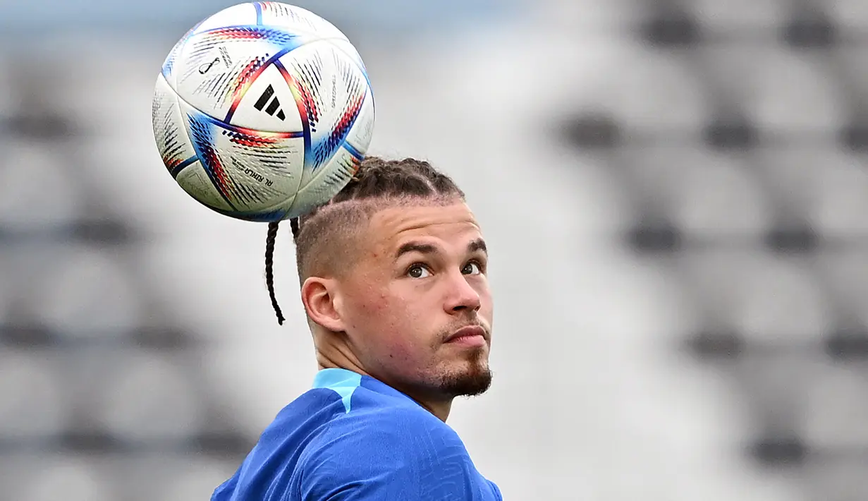 Gelandang Inggris Kalvin Phillips mengikuti sesi latihan jelang bertemu Prancis pada babak perempat final Piala Dunia 2022, di Stadion Al Wakrah SC di Al Wakrah, selatan Doha, Rabu (7/12/2022). Inggris dan Prancis sedikitnya sudah bertemu sebanyak 31 pertandingan di semua ajang. (Paul ELLIS / AFP)