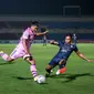 Duel penyerang Persita Tangerang, Ahmad Nur Hardianto, dan bek Arema FC, Bagas Adi Nugroho, dalam laga pekan kesembilan BRI Liga 1 2021/2022 di Stadion Sultan Agung Bantul, Rabu (27/10/2021). Persita dan Arema FC berbagi poin setelah bermain imbang 2-2. (Bola.com/Bagaskara Lazuardi)