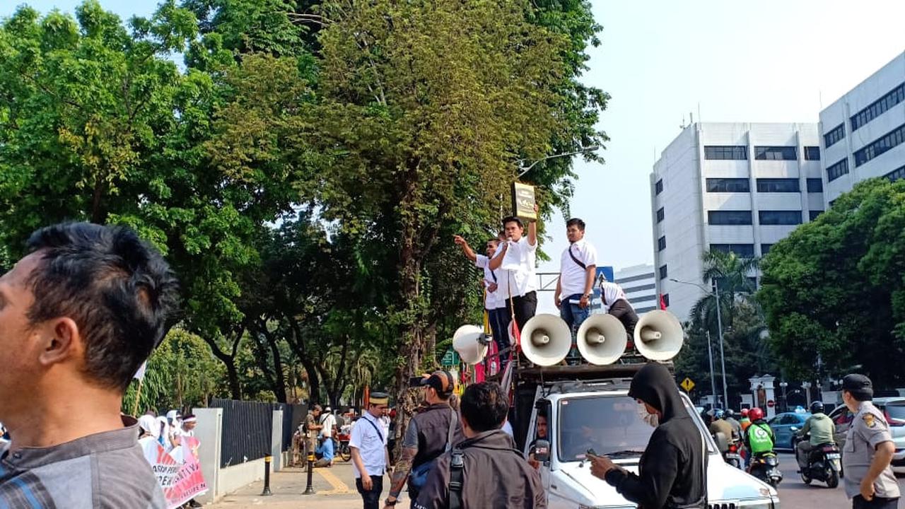 KMPI menyerahkan Sabuk Nusantara sebagai dukungan kepada Joko Widodo-Ma'ruf Amin