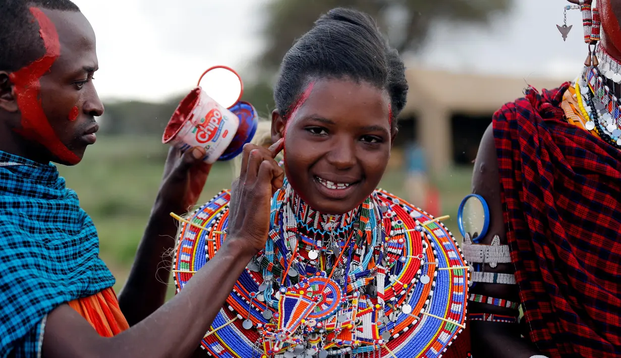 Seorang atlet perempuan, Joyce Tokoyan dilumuri cat merah saat persiapan Olimpiade Masai 2016 di cagar alam Sidai Oleng, kaki Gunung Kilimanjaro dekat perbatasan Kenya-Tanzania (10/12). (Reuters/Thomas Mukoya)