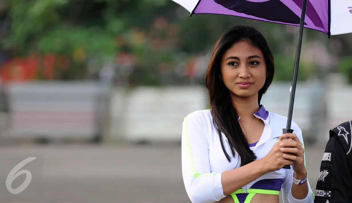 Salah satu gadis payung berpose usai ajang Achilles Motorsport Festival 2015 di JIExpo Kemayoran Jakarta, Sabtu (19/12/2015). Achilles Motorsport Festival 2015 digelar di tiga kota, Jogjakarta, Surabaya, dan Jakarta. (Liputan6.com/Helmi Fithriansyah)