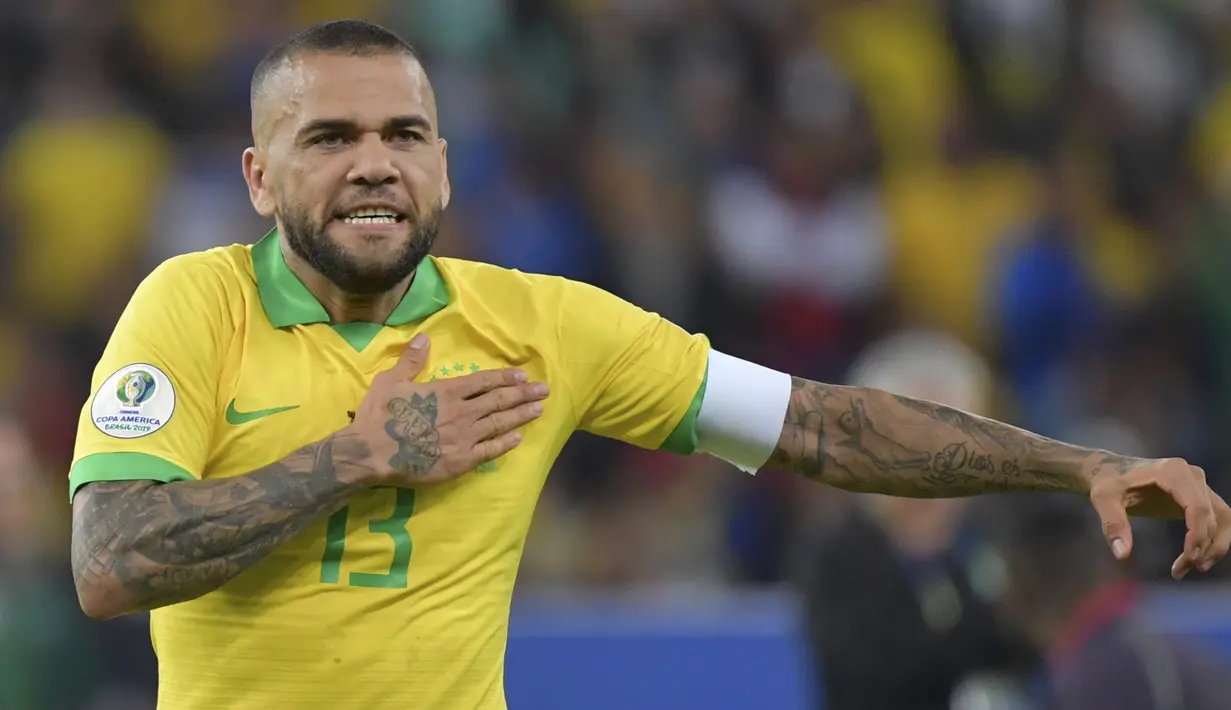 Dani Alves. Meski telah berusia 38 tahun bek kanan yang telah memperkuat Brasil sebanyak 118 laga sejak 2006 hingga 2019 dengan torehan 8 gol belum sekalipun tampil di Olimpiade. Saat ini ia memperkuat Sao Paulo di Liga Brasil yang dibelanya sejak 2019. (Foto: AFP/Luis Acosta)